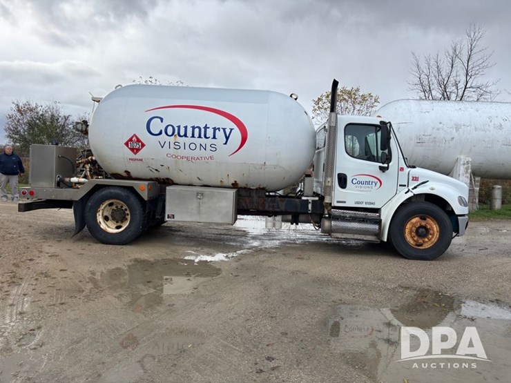 2010-freightliner-business-class-bobtail-truck-(dr12578-unit-221)-image-9