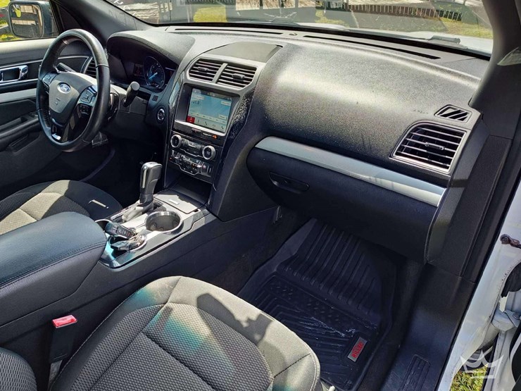 2017-ford-explorer-image-25