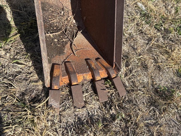 #3810-•-approx-18"-tooth-bucket-image-6