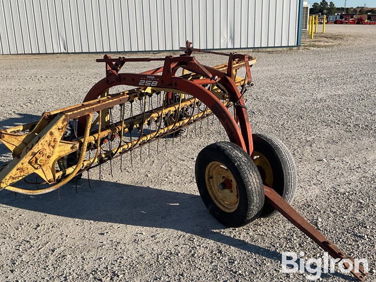 new-holland-258-image-3