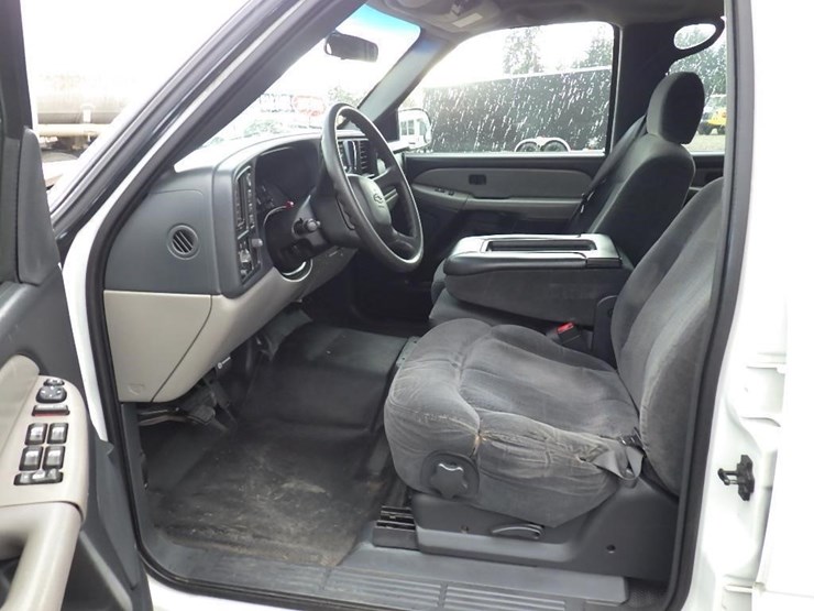 2002-chevrolet-tahoe-image-19