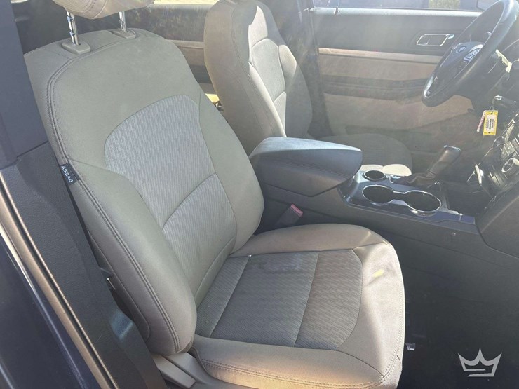 2017-ford-explorer-image-26