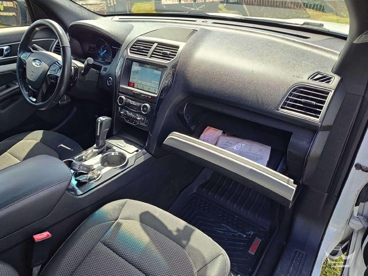 2017-ford-explorer-image-24