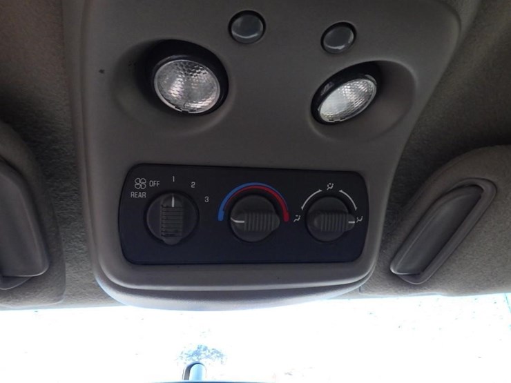 2002-chevrolet-tahoe-image-28