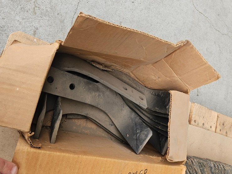 eversman-unused-tiller-knives-&-brackets-image-15