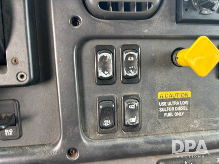 2010-freightliner-business-class-bobtail-truck-(dr12578-unit-221)-image-57