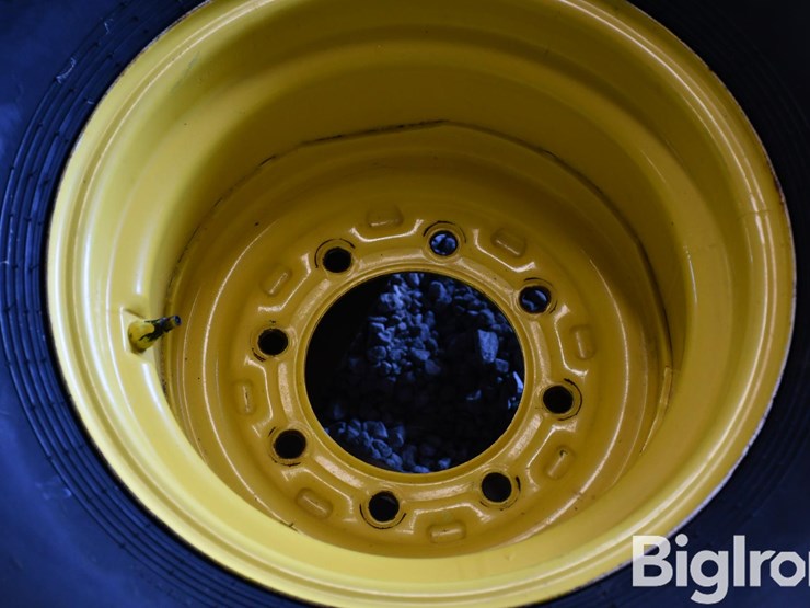 american-farmer-16.5l-16.1sl-tire-on-8-bolt-rims-image-11