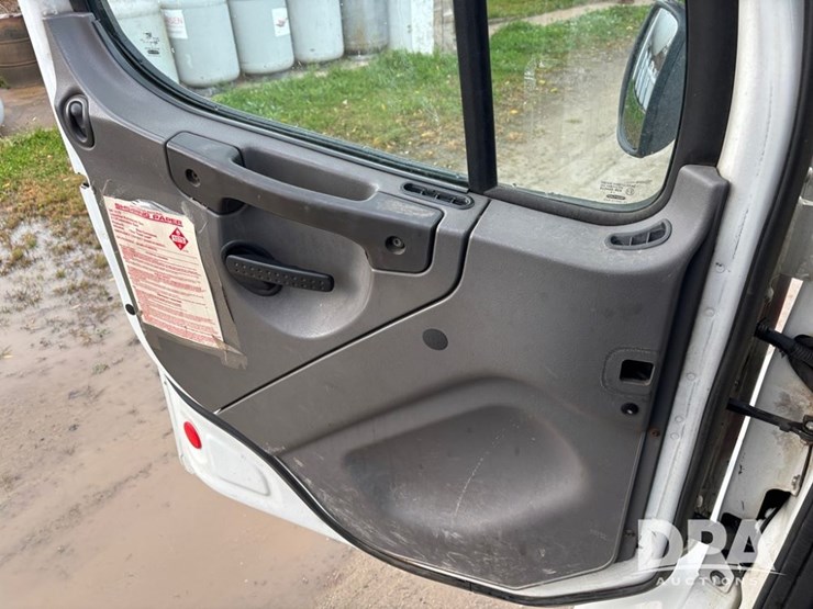 2010-freightliner-business-class-bobtail-truck-(dr12578-unit-221)-image-62