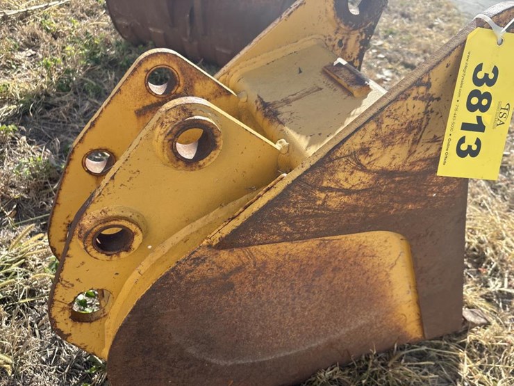 #3813-•-approx.-12"-tooth-bucket-image-7