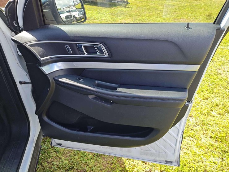 2017-ford-explorer-image-33