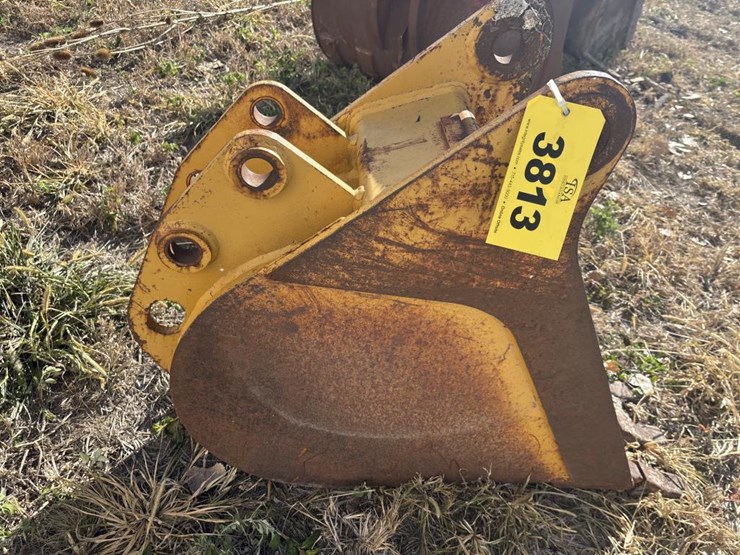 #3813-•-approx.-12"-tooth-bucket-image-5