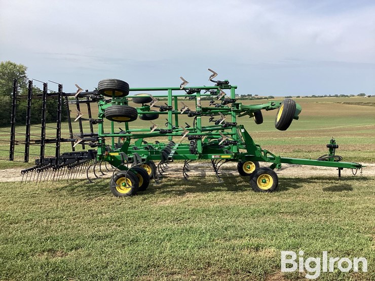 2010-john-deere-2210-image-4