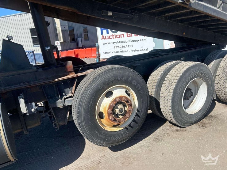 2013-peterbilt-367-image-25