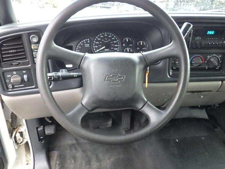 2002-chevrolet-tahoe-image-22