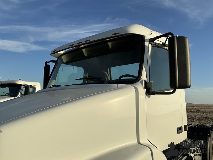 2005-volvo-vnm-truck-tractor-image-15