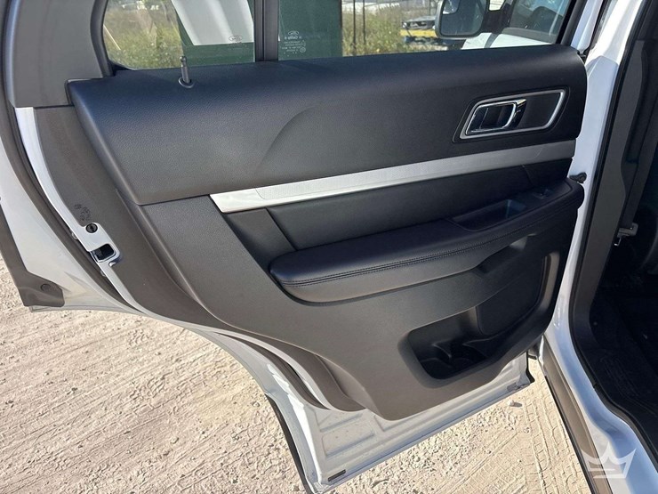 2017-ford-explorer-image-17