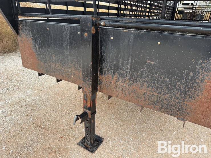 2014-neckover-32'-tri/a-gooseneck-livestock-trailer-image-12