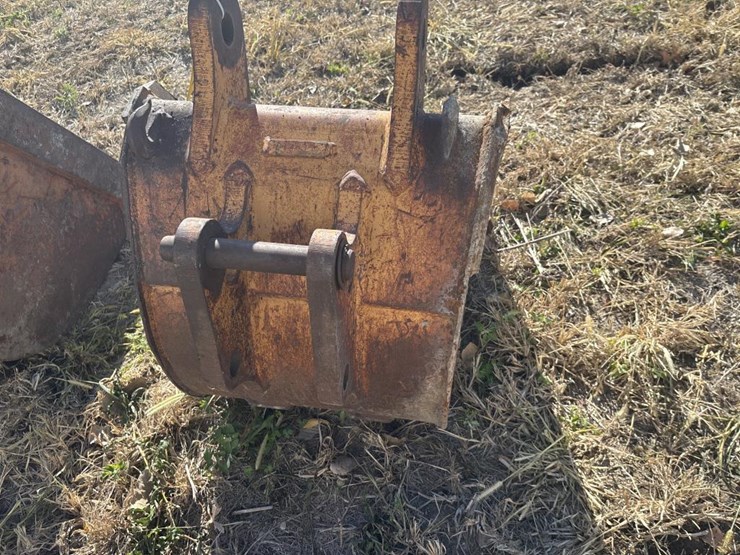 #3811-•-approx.-22"-tooth-bucket-image-4