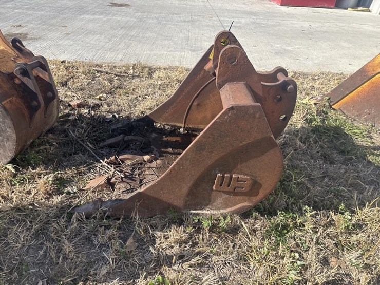 #3812-•-approx.-34"-wb-tooth-bucket-image-1