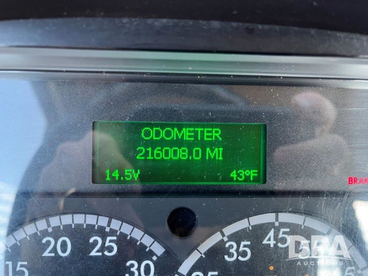 2017-freightliner-m2-106-image-8