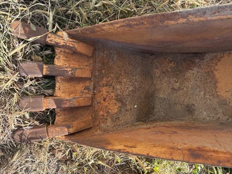 #3815-•-approx.-18"-tooth-bucket-image-6