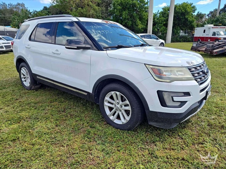 2017-ford-explorer-image-2