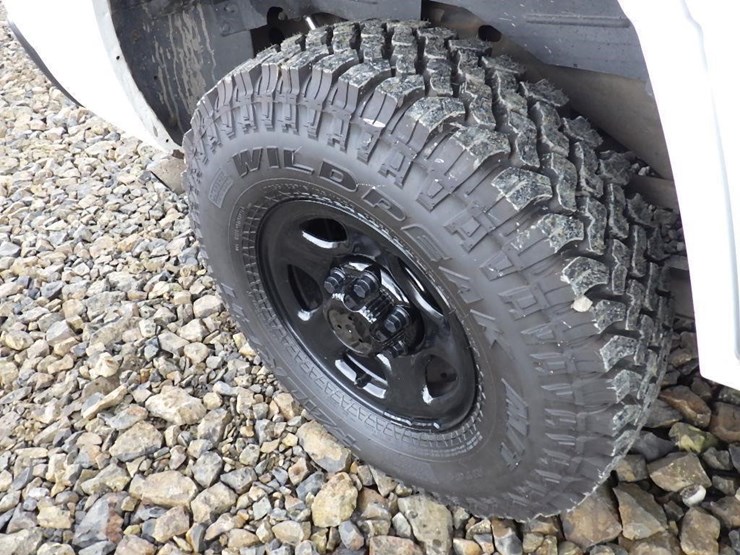 2002-chevrolet-tahoe-image-17