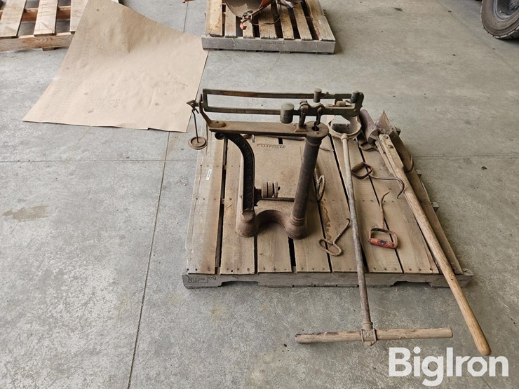 antique-scale,-post-hole-diggers-and-other-misc.-items-image-6
