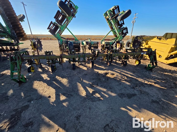 john-deere-825-image-2