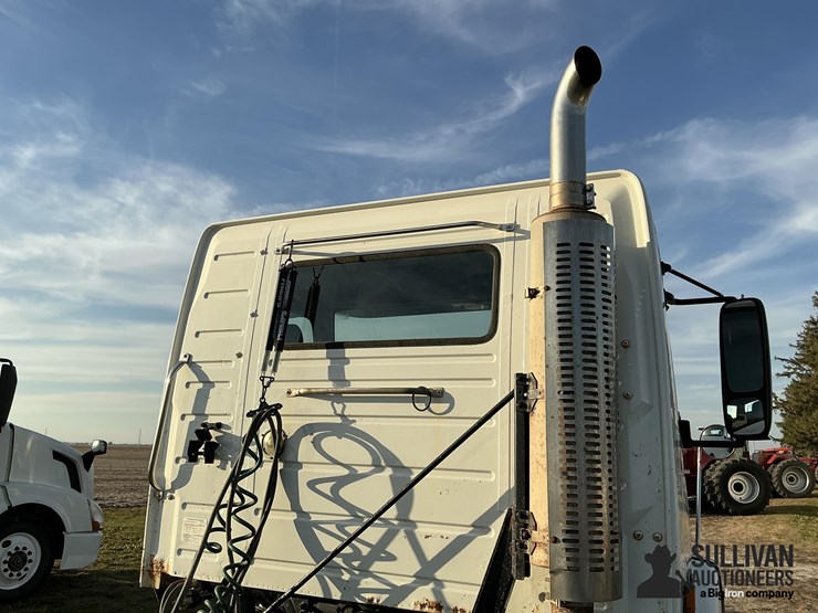 2005-volvo-vnm-truck-tractor-image-18