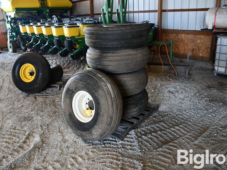 american-farmer-16.5l-16.1-tires-on-8-bolt-rims-image-1