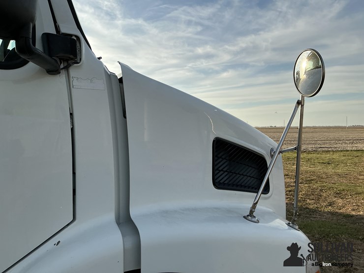 2005-volvo-vnm-truck-tractor-image-14