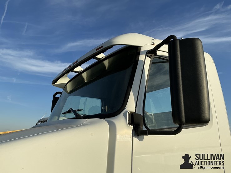 2005-volvo-vnm-truck-tractor-image-12