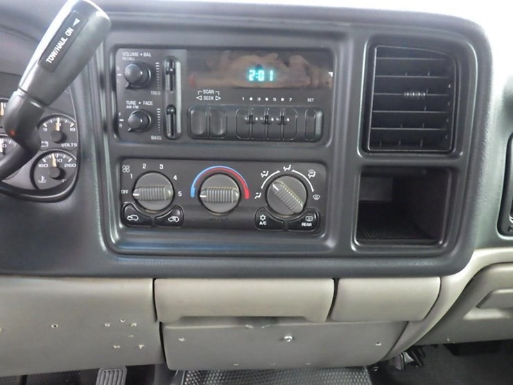 2002-chevrolet-tahoe-image-26