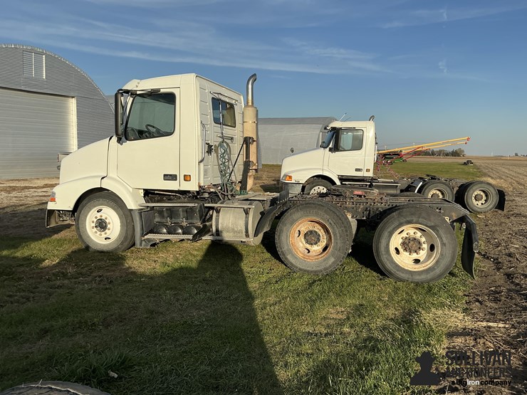 2005-volvo-vnm-truck-tractor-image-8