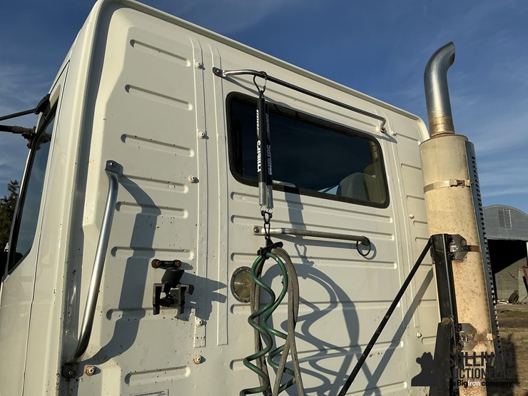 2005-volvo-vnm-truck-tractor-image-16