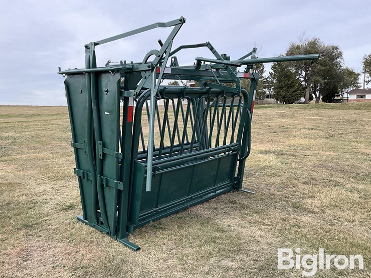 powder-river-livestock-squeeze-chute-image-1