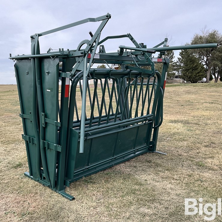 Powder River Livestock Squeeze Chute