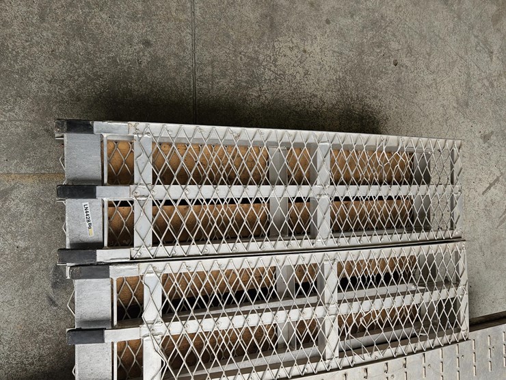 (2)-sets-of-folding-aluminum-ramps-image-9