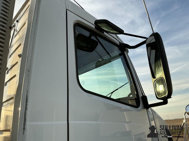 2000-volvo-vn-image-17