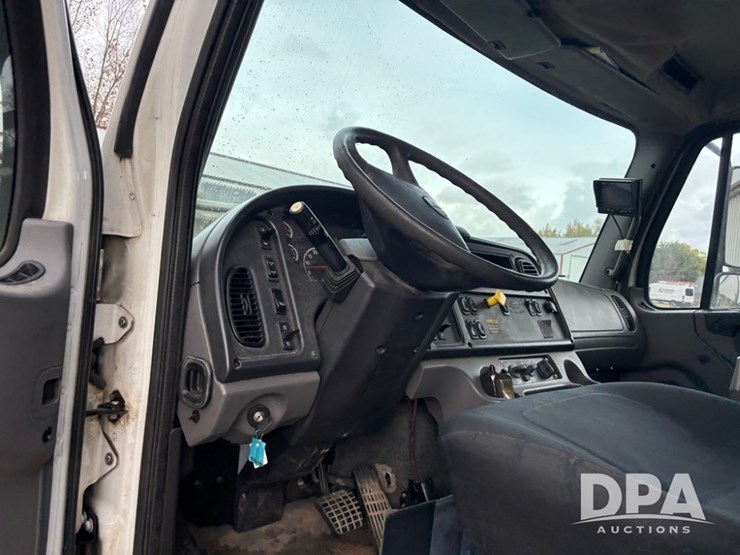2010-freightliner-business-class-bobtail-truck-(dr12578-unit-221)-image-54