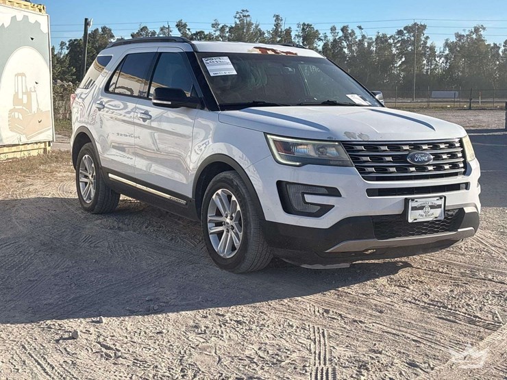 2017-ford-explorer-image-46