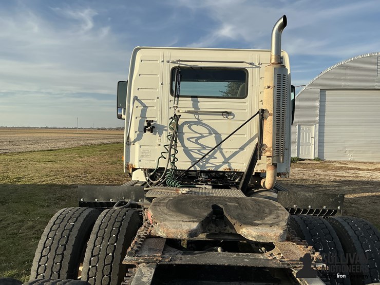 2005-volvo-vnm-truck-tractor-image-17