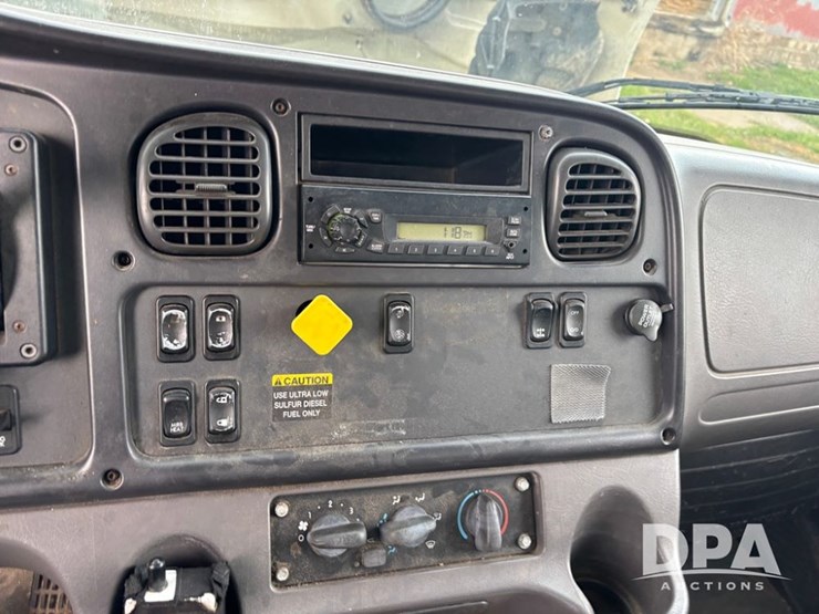 2010-freightliner-business-class-bobtail-truck-(dr12578-unit-221)-image-56