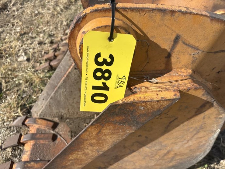 #3810-•-approx-18"-tooth-bucket-image-7