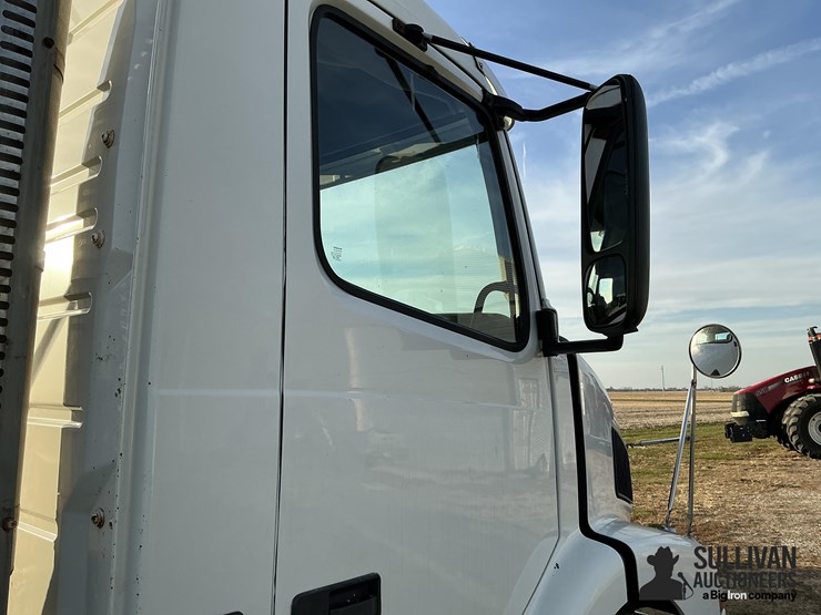 2005-volvo-vnm-truck-tractor-image-13