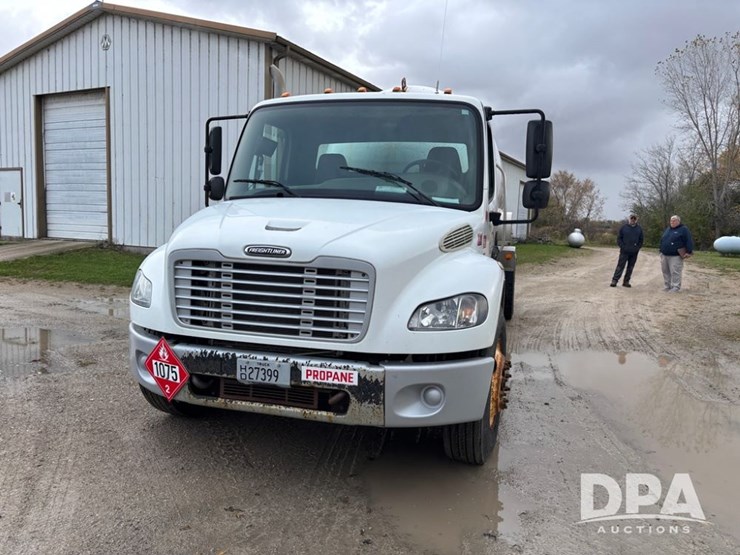 2010-freightliner-business-class-bobtail-truck-(dr12578-unit-221)-image-3