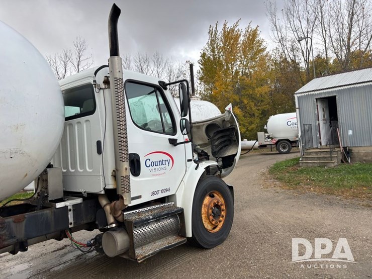 2010-freightliner-business-class-bobtail-truck-(dr12578-unit-221)-image-46