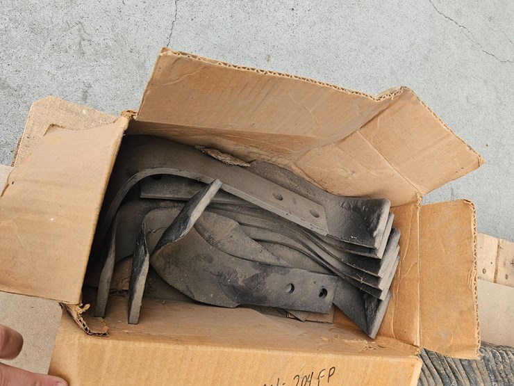 eversman-unused-tiller-knives-&-brackets-image-16