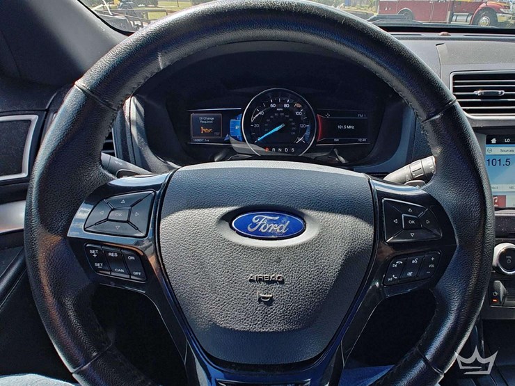 2017-ford-explorer-image-16